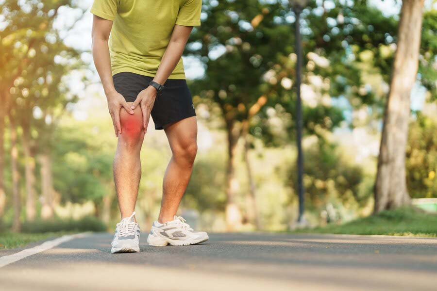 Боль в мышцах колена проявляется у людей в возрасте