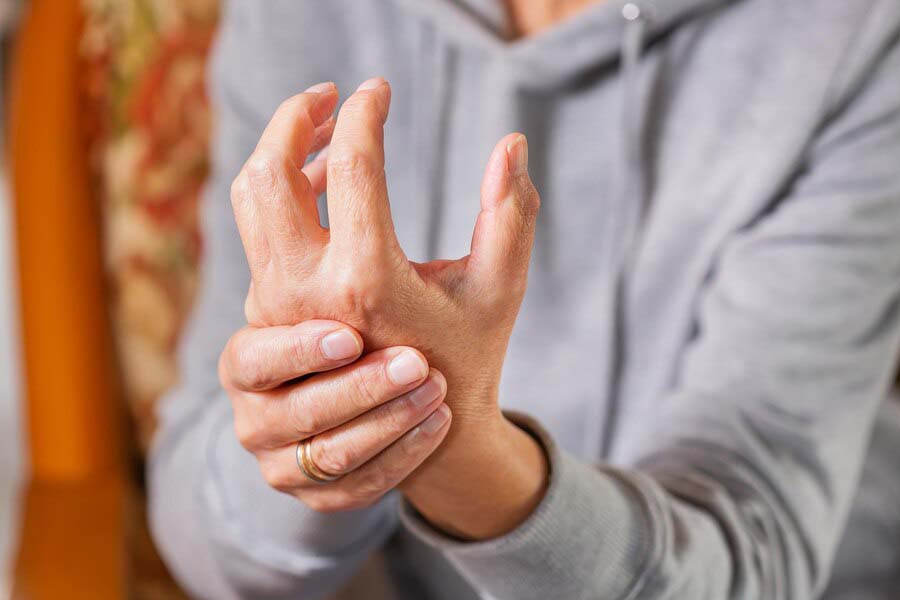 Почему болят пальцы на руках